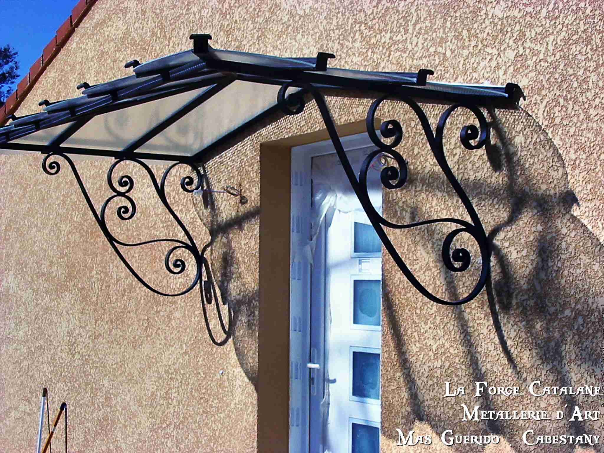 Marquise fer 3 pentes avec volutes et verre armes Forge Catalane.jpg